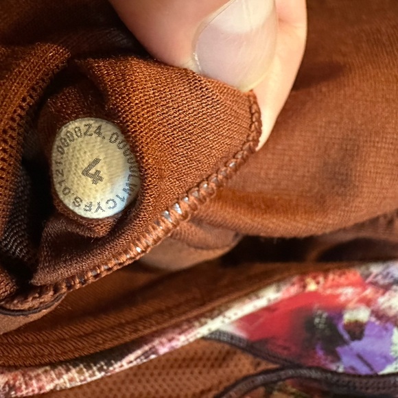 Lululemon Everlux & Mesh Cropped Tank. Size 4 - Picture 2 of 4